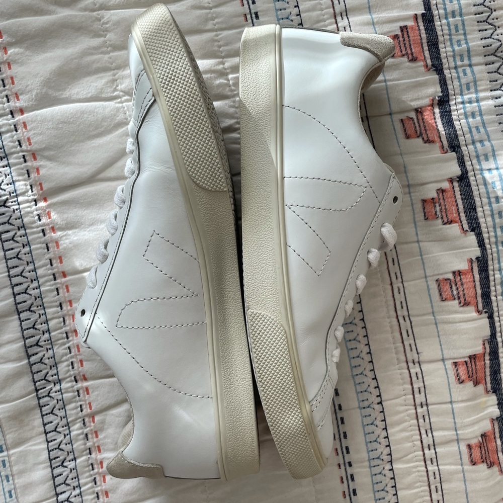 Veja Esplar Leather Logo